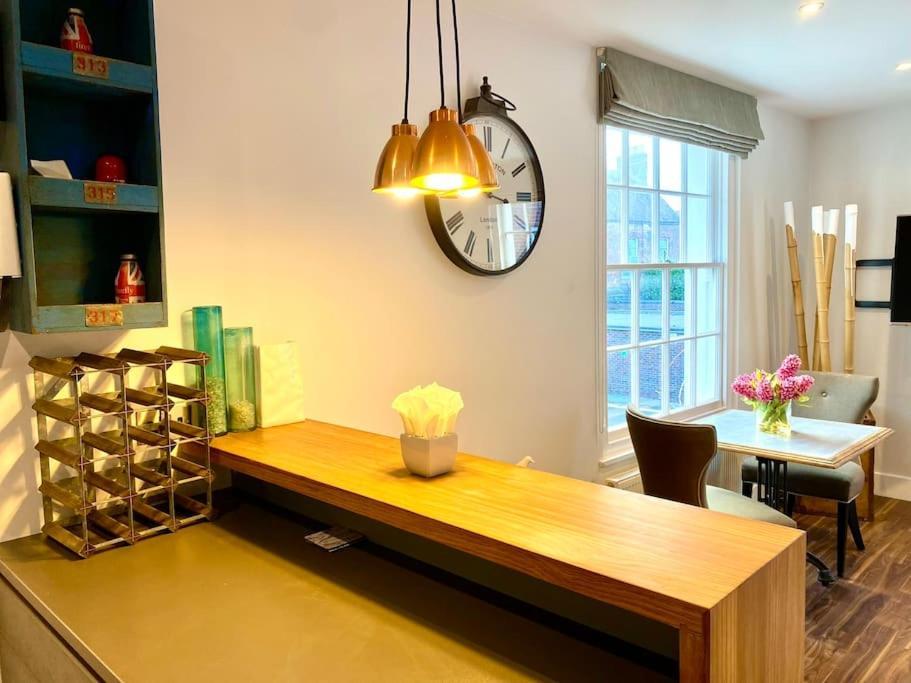 Stunning Little House On Poole Quay - Free Secure Parking & Wifi - In The Heart Of The Old Town - Great Location - Free Parking - Fast Wifi - Smart Tv - Newly Decorated - Sleeps 2! Close To Poole & Bournemouth & Sandbanks Exterior foto